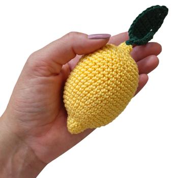 Preview: Limone all‘uncinetto, giallo, fatto a mano, limone decorativo L 14 cm