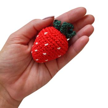 Preview: Häkel Erdbeere handgemacht - Rote Deko-Erdbeere 7 cm aus 100% Baumwolle - Liebevolle Handarbeit europäischer Familienbetriebe