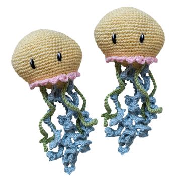 Preview: Häkel-Qualle Kuscheltier für Kinder - Handgemacht in Europa - 22 cm - 100% Baumwolle - Liebevoll gehäkelt für Spiel & Spass - Süsses Geschenk