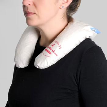 Preview: Bequemes Bio-Kirschkern-Nackenkissen - Natürliches Wärme- & Kältekissen für Nacken & Schulter - Sanfter Kissenbezug aus Bio-Baumwolle