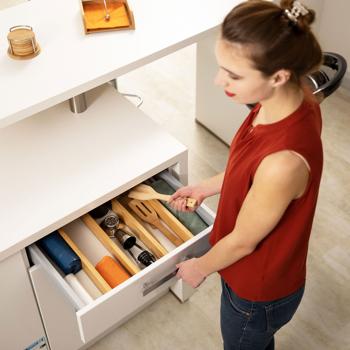 Preview: Set of 4 bamboo drawer dividers – drawer insert dividers with tension springs & fleece – flexible length – 6×1.5×55 cm brown – for kitchen, office, bathroom