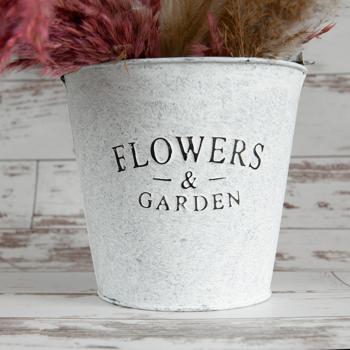 Preview: Seau en zinc avec inscription Flowers and Garden – seau décoratif avec anse pour plantes et rangement – métal galvanisé, 16.5 x 15 x 16.5 cm – shabby chic