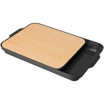 Bamboo cutting board with integrated black collection tray – practical kitchen board for food waste & serving prepared ingredients