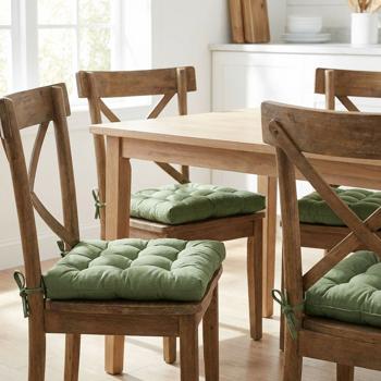 Preview: Set de 4 coussins de chaise matelassés 46x46 cm vert – Coussins d’assise confortables pour chaises de cuisine et de jardin – Épaisseur 8 cm – Protection anti‑UV – Avec liens de fixation