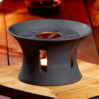 Preview: Stövchen aus Gusseisen für asiatische Teekannen - Hält Heissgetränke lange warm - Robuste Wärmeverteilung - Inkl. deutscher Anleitung - Ø 13x6 cm