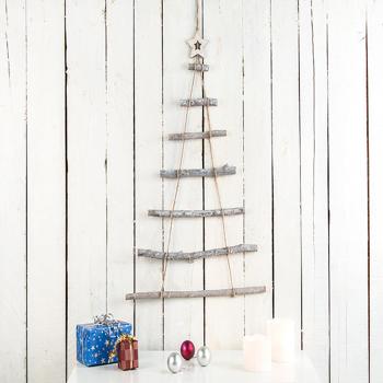 Preview: 2er-Set Deko-Holzleitern Weihnachtsbaum-Form - Zum Aufhängen & individuell Schmücken - 48x78cm aus Haselnussbaum-Holz mit Holzsternen