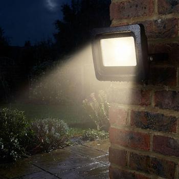 Wetterfester LED-Fluter im Metallgehäuse, 30W, IP65, warmweiss