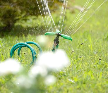 Preview: 3in1-Gartendusche - Rasensprinkler & Wassernebler - Fixierbarer 2m Schlauch - 6 Strahlarten Duschkopf - 360° Rasen-Bewässerung - Kühlung Terrasse/Garten