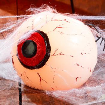 Preview: Halloween LED-Echtwachs-Kerze im Augen-Design – Gruselige Dekoration mit flackerndem Licht für eine schaurige Atmosphäre – Ø 10 x H 8 cm – Batteriebetrieben