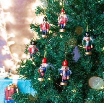 Preview: 6er-Set Holz-Weihnachtsbaum-Schmuck Nussknacker - handgefertigt & bemalt für weihnachtliche Stimmung - 8 cm Figuren inkl. Aufbewahrungsbox