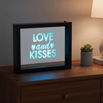 Specchio decorativo con scritta glitterata “Love and Kisses“ e illuminazione a LED