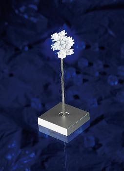 Preview: LED-Dekoleuchte Eiskristall - Moderne Tischleuchte mit weisser LED - Flexibler Federhalter, batteriebetrieben für Schreibtisch, Fensterbrett, Kinderzimmer