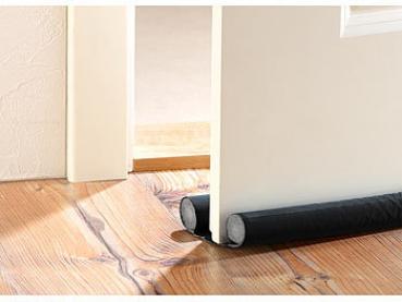 Preview: Jeu de 4 coupe-courants d‘air pour portes - Isolation double thermique & économie d‘énergie - Compatible bois, carrelage, moquette, PVC - Noir 96x6.2x3.1cm Preview: Jeu de 4 coupe-courants d‘air pour portes - Isolation double thermique & économie d‘énergie - Compatible bois, carrelage, moquette, PVC - Noir 96x6.2x3.1cm