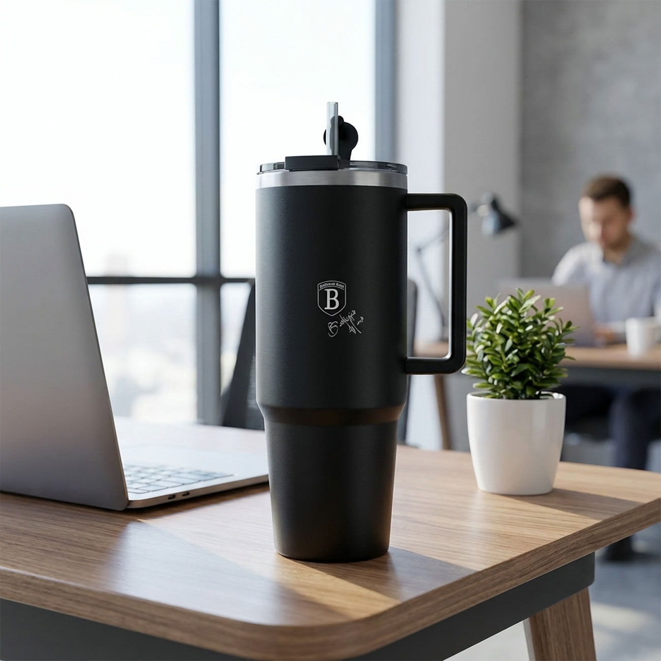 Thermobecher mit Strohhalm, matt-schwarz, 1L