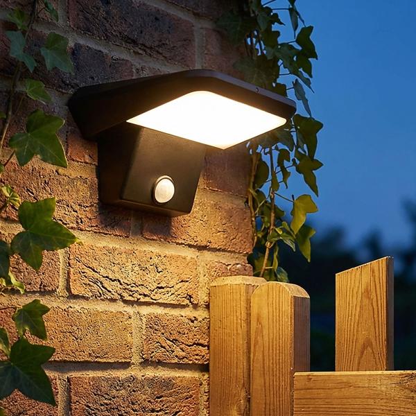 Lampada da parete solare per esterni nera IP44: con sensore PIR - la vostra luce LED senza fili per il giardino e l‘ingresso intelligente e sicura