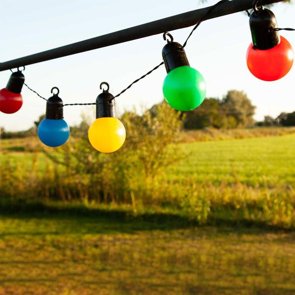 Guirlande lumineuse LED 4 couleurs avec 20 ampoules, env. 4 m, IP44 : Guirlande lumineuse colorée - Idéale pour le jardin, le balcon et les fêtes