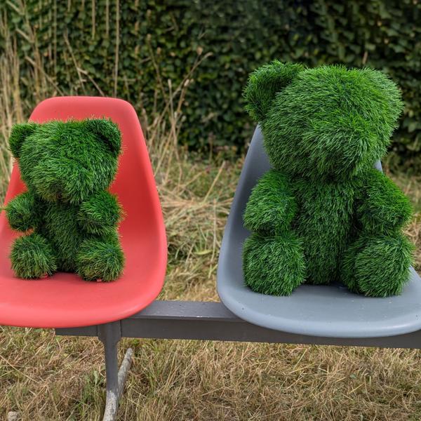 Figurine d‘herbe Déco Ours 50cm : Figurine d‘herbe artificielle pour le jardin et le balcon - Facile à entretenir et toujours verte - Crée des accents ludiques et de la bonne humeur