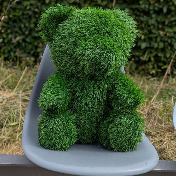 Figurine d‘herbe Déco Ours 50cm : Figurine d‘herbe artificielle pour le jardin et le balcon - Facile à entretenir et toujours verte - Crée des accents ludiques et de la bonne humeur