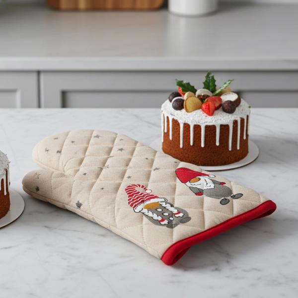 Festive Gnome Oven Glove: Best protection when baking. Cotton baking glove with Christmas motif - Perfect gift idea
