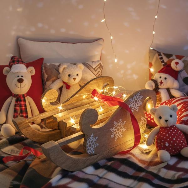 Elegante slitta decorativa in legno di mango, splendido intaglio bianco. Perfetta per decorazioni invernali e natalizie