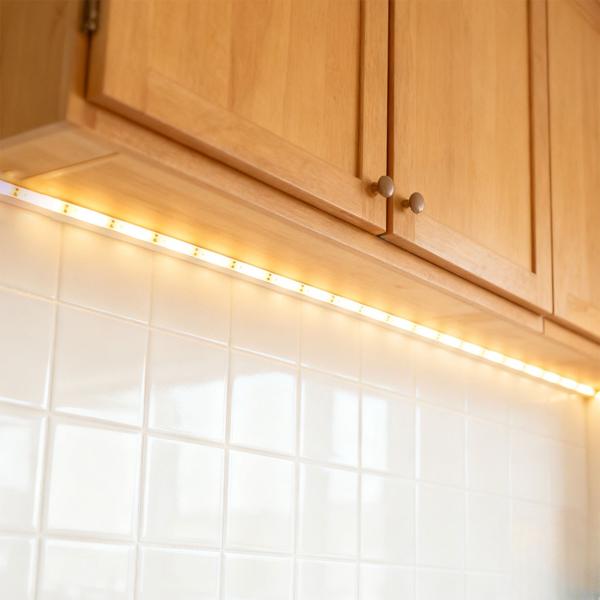 Set di 2 strisce LED da 3 m bianco caldo con sensore di movimento e funzionamento a batteria – nastro luminoso autoadesivo, striscia luce notturna, 90 LED, 5 W