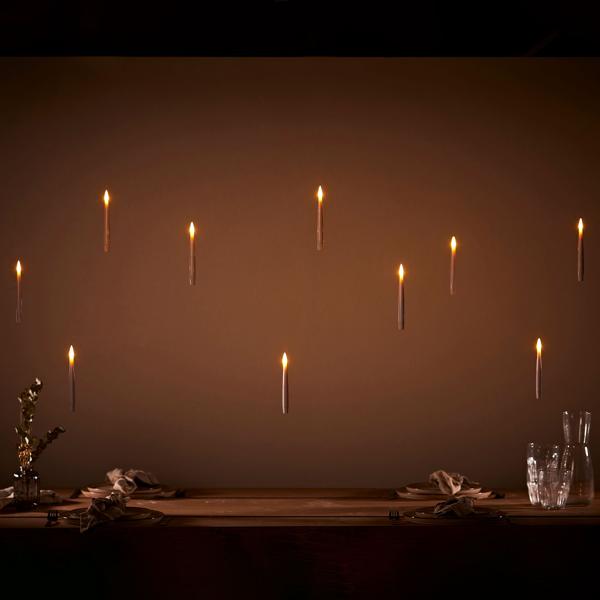 2er-Set Schwebende LED Kerzen mit Zauberstab-Fernbedienung – Magische Hänge-Deko für Mottoparty, Halloween, Weihnachten – Warmweiss Flackernd