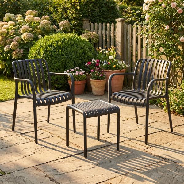 Set bistro moderne : 2 chaises de jardin avec accoudoirs et une élégante table d’appoint, noir – en plastique robuste, résistant aux intempéries, stylé et stable