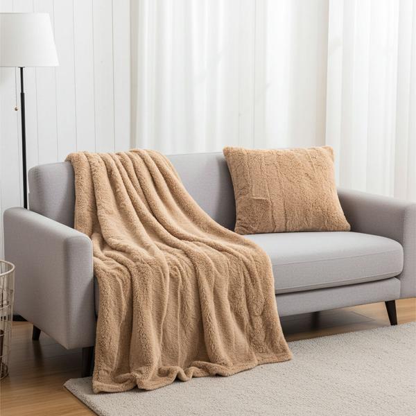 2er-Set Kuschelige Sofadecke 125 x 150 cm & Flauschiges Kuschelkissen 45 x 45 cm in Felloptik, Sandfarbe - Für gemütliche Stunden auf dem Sofa