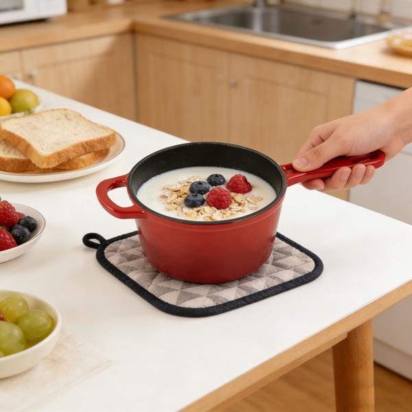 Gusseisen Stielkasserolle mit Deckel Rot, Ø 17cm, 1,6 Liter Volumen, hochwertiger Saucentopf für alle Herdarten & Induktion, 17x10 cm, 2,65kg