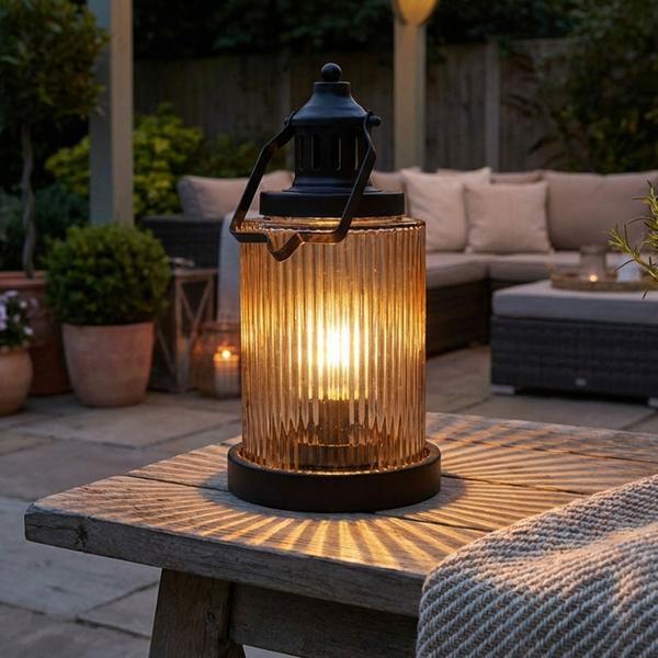 Stilvolle LED Laterne Glas Amber 14,5x27,5 cm, Schwarz, Metall – Edle Retro Dekoleuchte mit Timer für gemütliches Balkon & Garten Deko