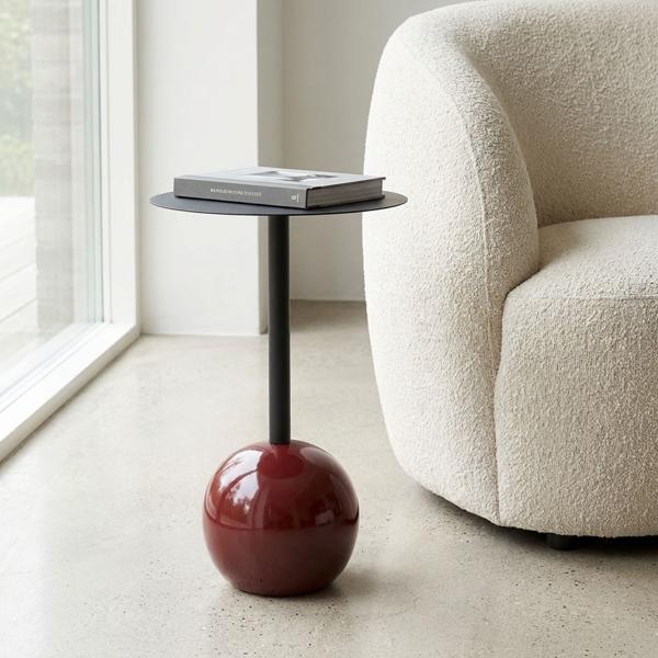 Table d’appoint design avec plateau rond, noir-bordeaux – Pied colonne moderne avec sphère porteuse – Table d’appoint décorative