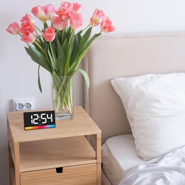 Modern digital alarm clock with mood light: LED light alarm clock with USB charging function, 6 colour gradients, 8 constant colours, dimmable – mains operation & batteries
