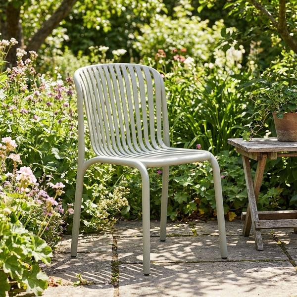 Ergonomisches Balkonset: 2 Gartenstühle stapelbar & ein moderner Beistelltisch, Beige – aus robustem Kunststoff, wetterfest, stilvoll & stabil 