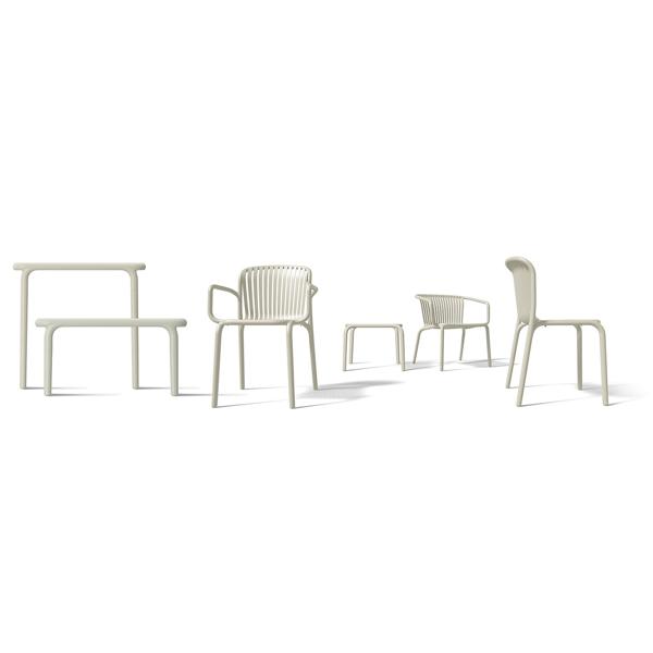 Comfortable plastic garden chair, beige – ergonomic garden chair with armrests – modern, lightweight & stackable, suitable for outdoor use