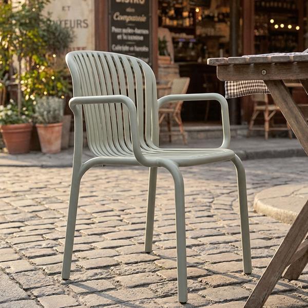 Comfortable plastic garden chair, beige – ergonomic garden chair with armrests – modern, lightweight & stackable, suitable for outdoor use