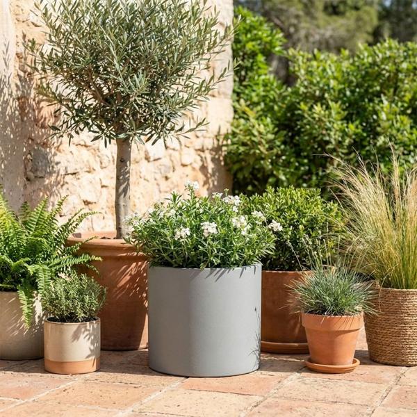 Moderner Blumentopf Rund Ø47cm in Beton-Grau, Pflanzkübel 40L aus Kunststoff für Innen & Aussen, Frostsicher & UV-Beständig, Leichtgewicht