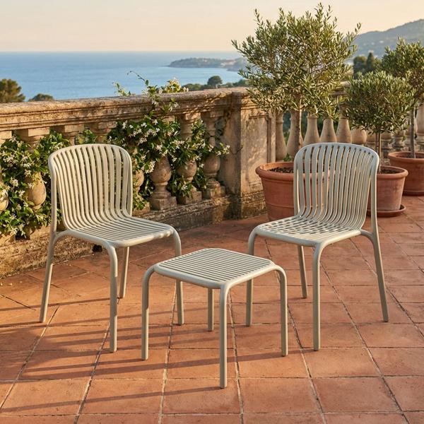 Ergonomisches Balkonset: 2 Gartenstühle stapelbar & ein moderner Beistelltisch, Beige – aus robustem Kunststoff, wetterfest, stilvoll & stabil 