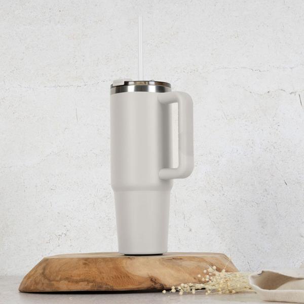 Insulated mug 1 litre stainless steel with 30 cm straw, matte cream – modern thermal mug for coffee, iced tea and more – keeps drinks hot or ice‑cold for hours