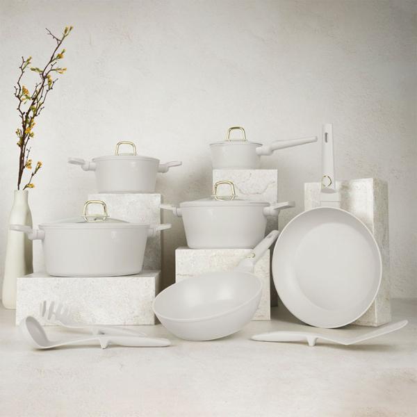 Set di pentole design di alta qualità con rivestimento antiaderente TitanPro incl. utensili da cucina, sottopentola, coperchi in vetro, manici soft‑touch, 15 pezzi, Sahara / beige