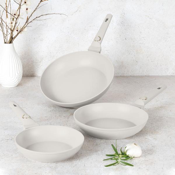 Frying pan set, 3-piece Ø 20/24/28 cm – Induction & all hobs – TitaniumPro non-stick, soft-touch handles – Sahara/Beige – Free from PFOA/lead/cadmium