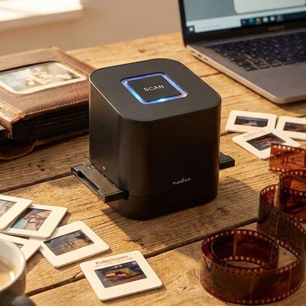 Slide & Negative Scanner, 8 MP CMOS film scanner with USB, digitiser for photos & negatives with software, 2400/4800 dpi