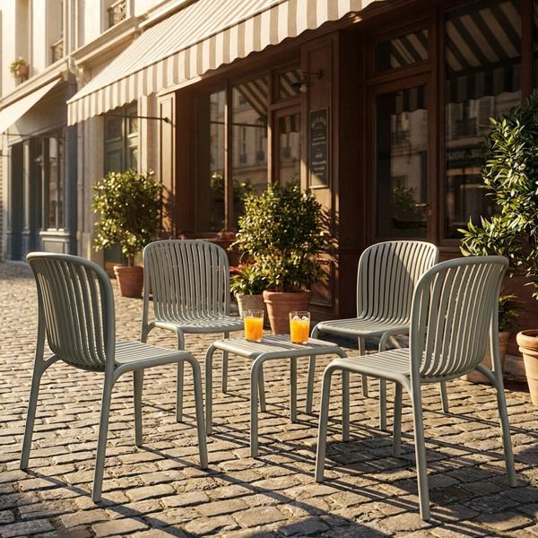 Set: 4 Stapelbare Gartenstühle und ein moderner Beistelltisch in Beige, Bauhaus-Optik - ergonomische Terrassenstühle & stabiler Gartentisch