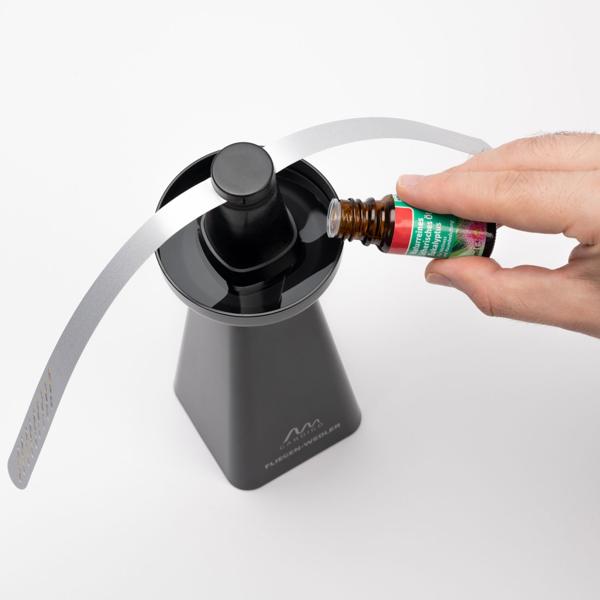 Lot de 2 chasse-mouches avec coupelle parfum guêpes – ventilateur chasse-insectes à piles pour table à manger & extérieur – à poser ou à suspendre avec crochet