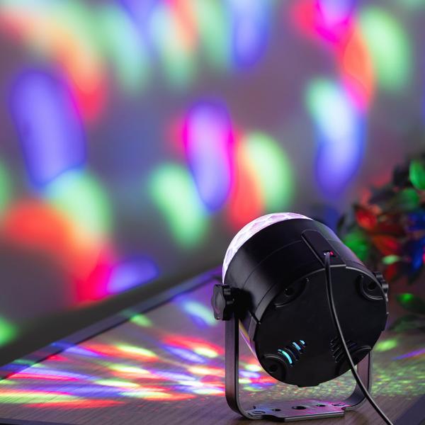 Projecteur de lumière disco avec capteur musical et télécommande, différents motifs lumineux colorés, éclairage de fête LED avec USB-A pour fête et chambre