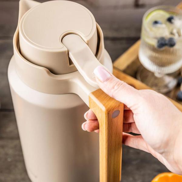 Caraffa termica per conferenze 2L acciaio inox beige-legno – caraffa isolante priva di BPA con sistema one-press a una mano e manico in vero legno per bevande calde e fredde