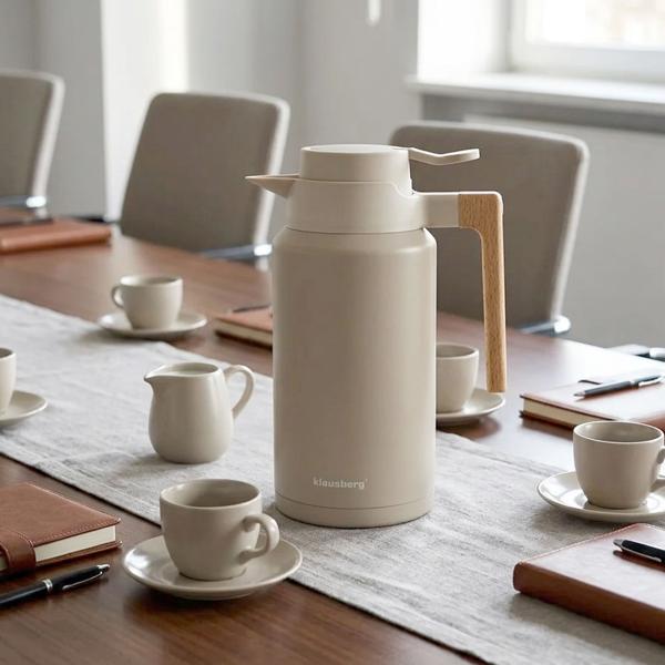 Thermos de conférence 2L acier inox beige-bois – carafe isotherme sans BPA avec ouverture one-press à une main et poignée en bois véritable pour boissons chaudes et froides
