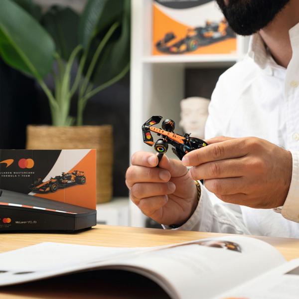 McLaren Formel 1 Adventskalender 1:43 Modell Bausatz – Hochwertiges F1 Rennwagen Geschenk für Sammler & Motorsport Fans