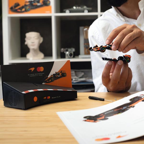 McLaren Formel 1 Adventskalender 1:43 Modell Bausatz – Hochwertiges F1 Rennwagen Geschenk für Sammler & Motorsport Fans