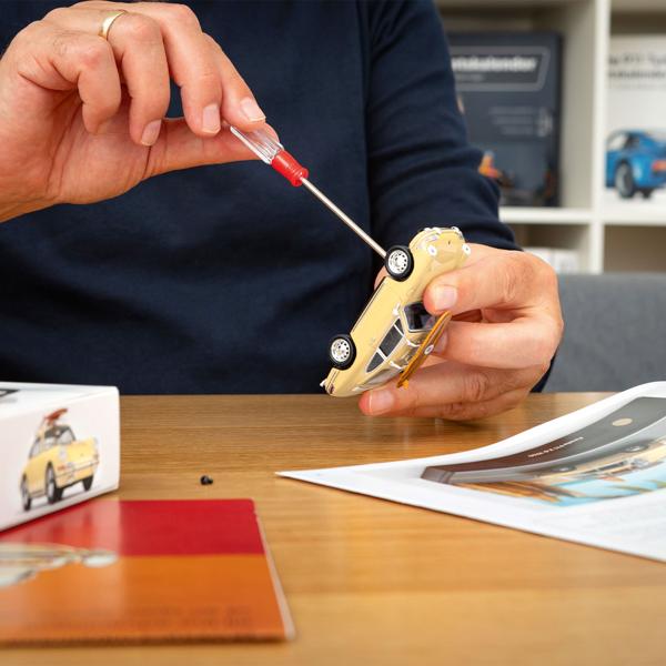 Calendrier de l’Avent Porsche 911 en kit voiture miniature 1:43 avec son : cadeau rétro de collection haut de gamme pour adultes et enfants dès 14 ans