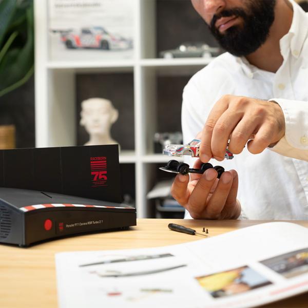 Porsche 911 Carrera RSR Turbo 2.1 Adventskalender - Hochwertiger Modell-Bausatz 1:43 mit Sound - Sammlerstück für Auto-Fans & Technik-Liebhaber
